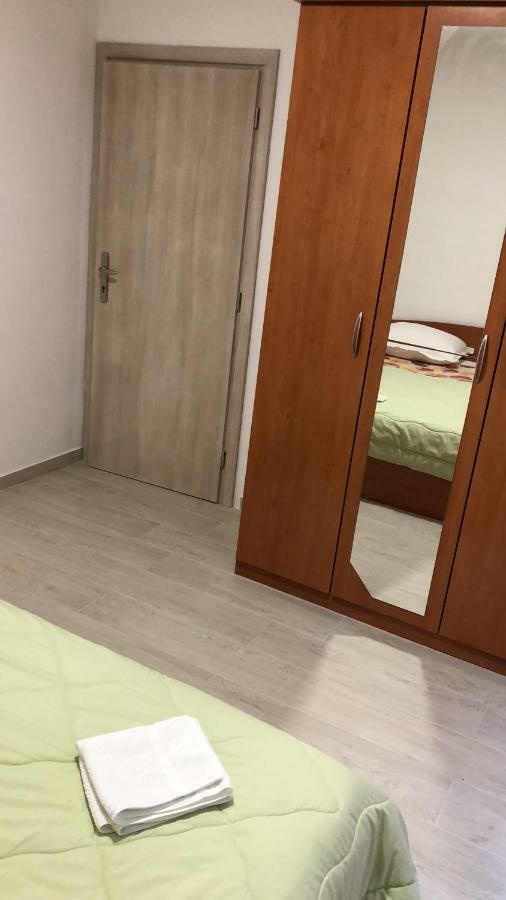 Apartmans And Rooms "Slavica" Novalja Ngoại thất bức ảnh