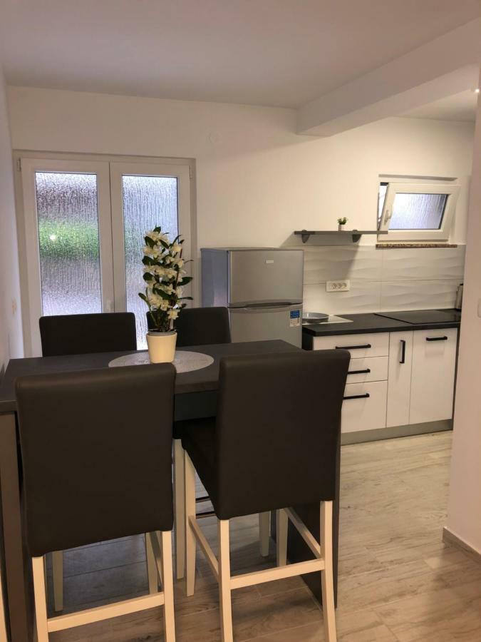 Apartmans And Rooms "Slavica" Novalja Ngoại thất bức ảnh