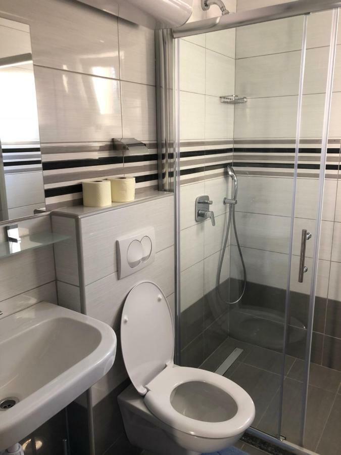 Apartmans And Rooms "Slavica" Novalja Ngoại thất bức ảnh