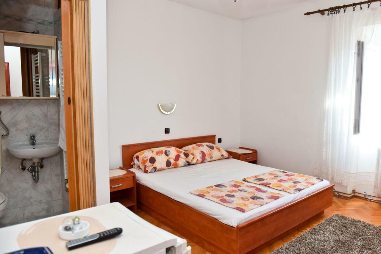 Apartmans And Rooms "Slavica" Novalja Ngoại thất bức ảnh