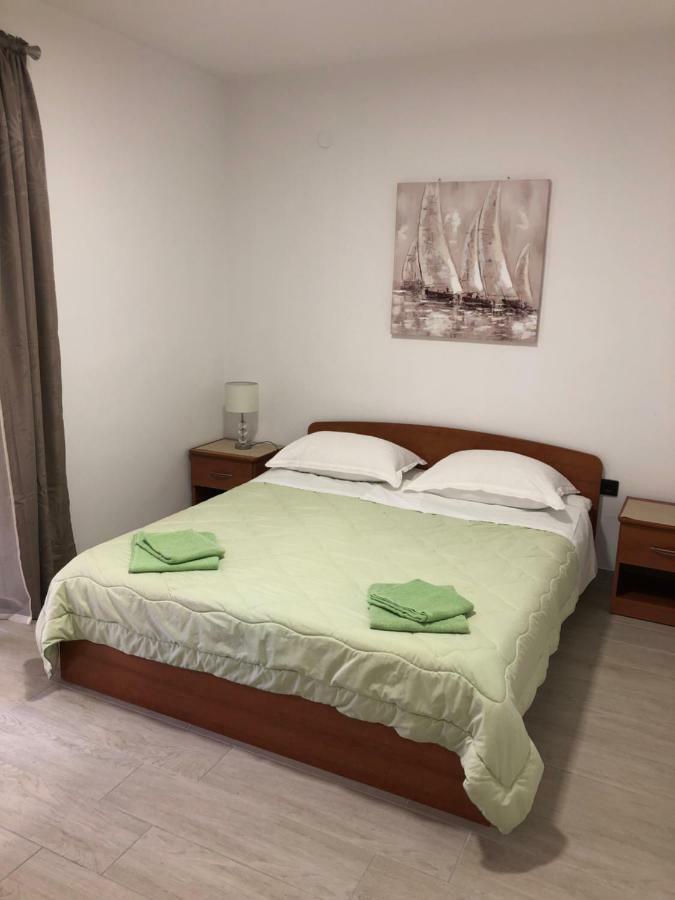 Apartmans And Rooms "Slavica" Novalja Ngoại thất bức ảnh